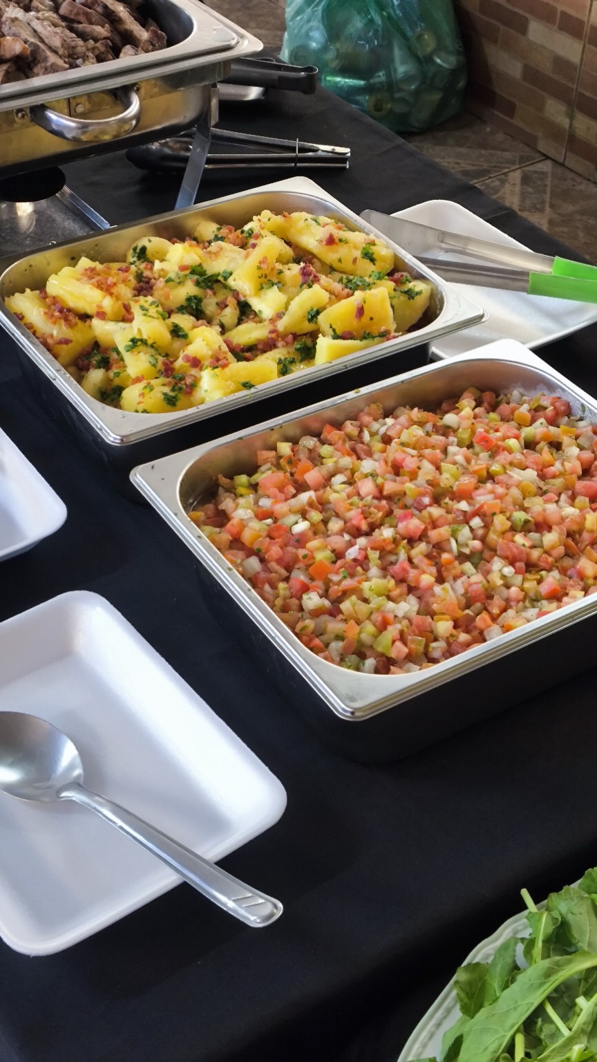 Batatas e vinagrete apresentados no buffet de aniversário