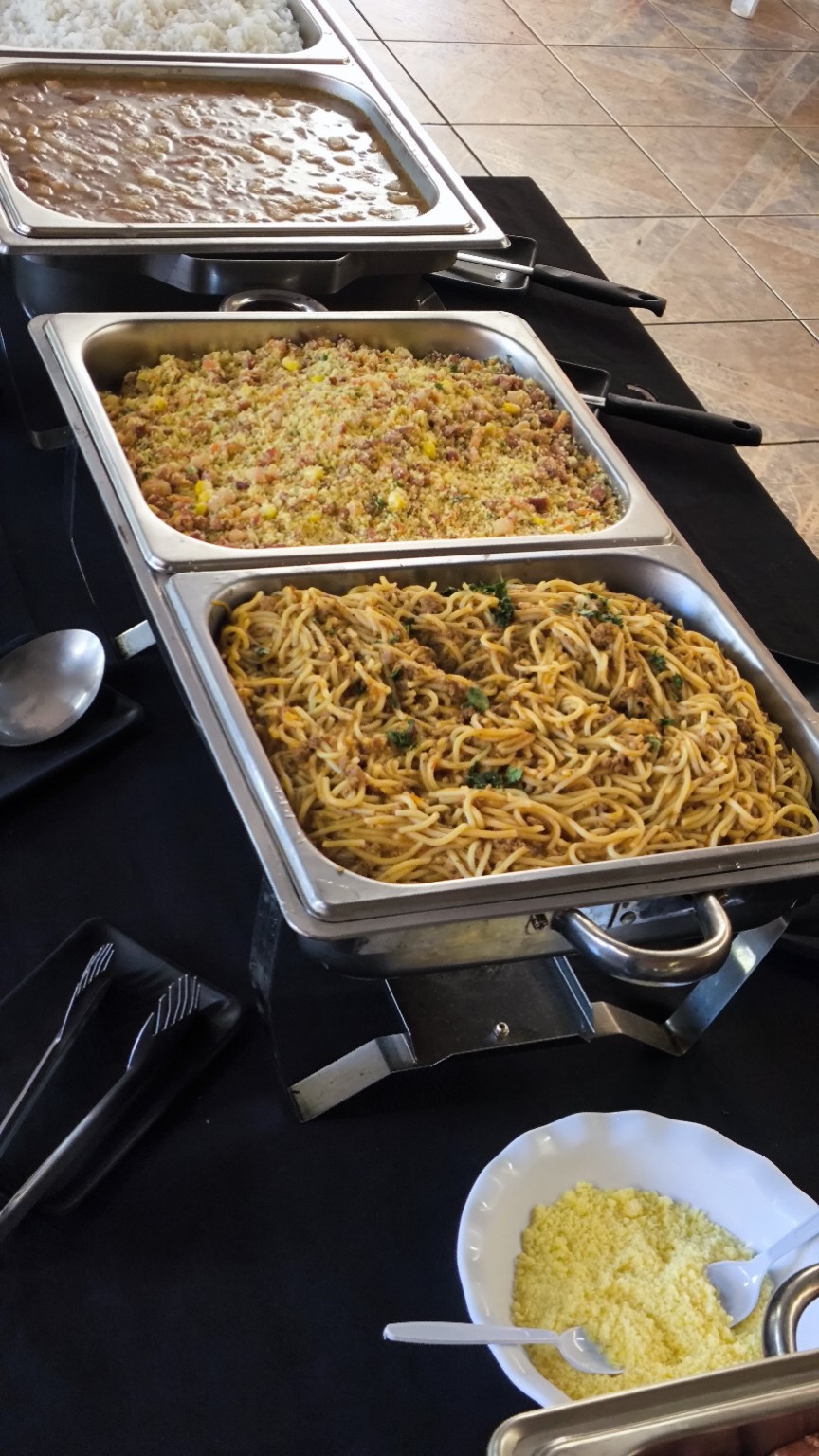 Arroz, feijão, farofa e massas servidos no buffet de aniversário
