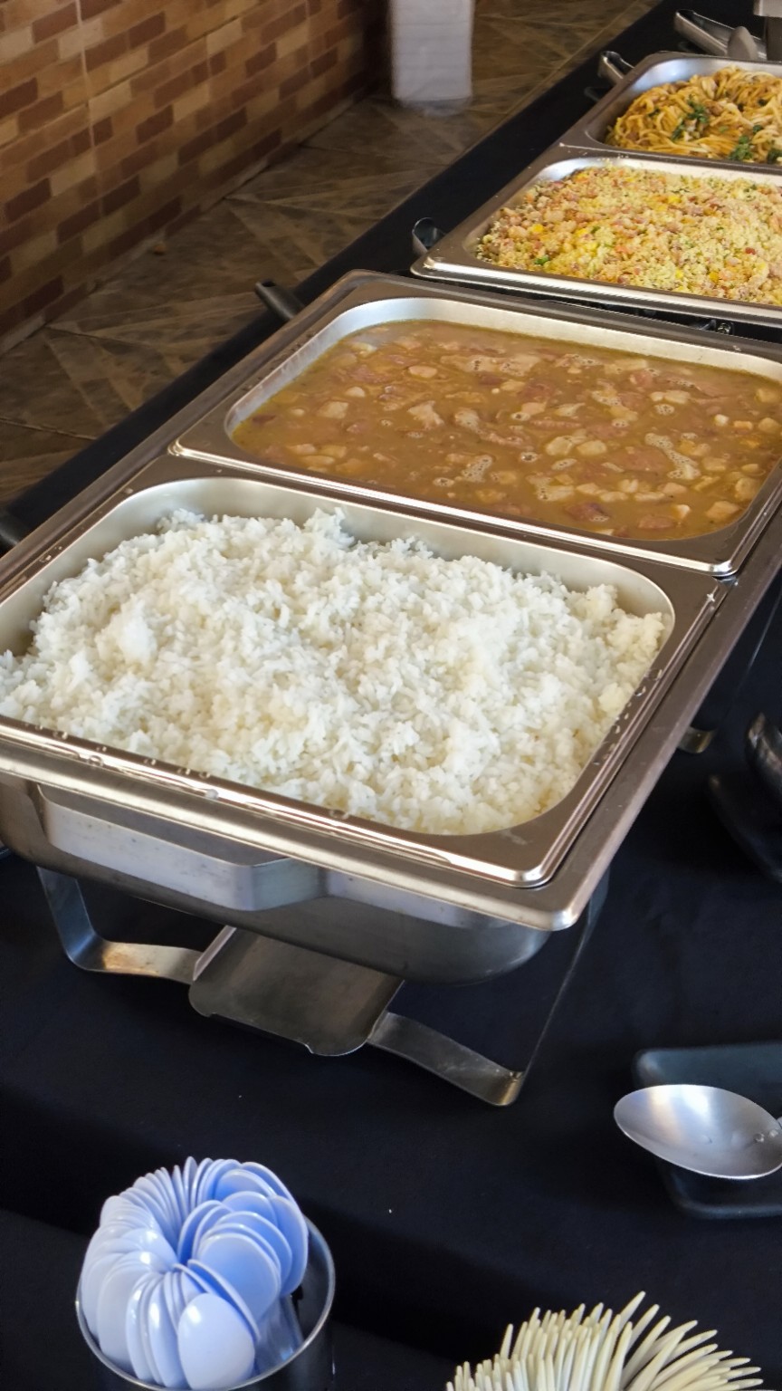 Mesa completa de buffet de aniversário com acompanhamentos