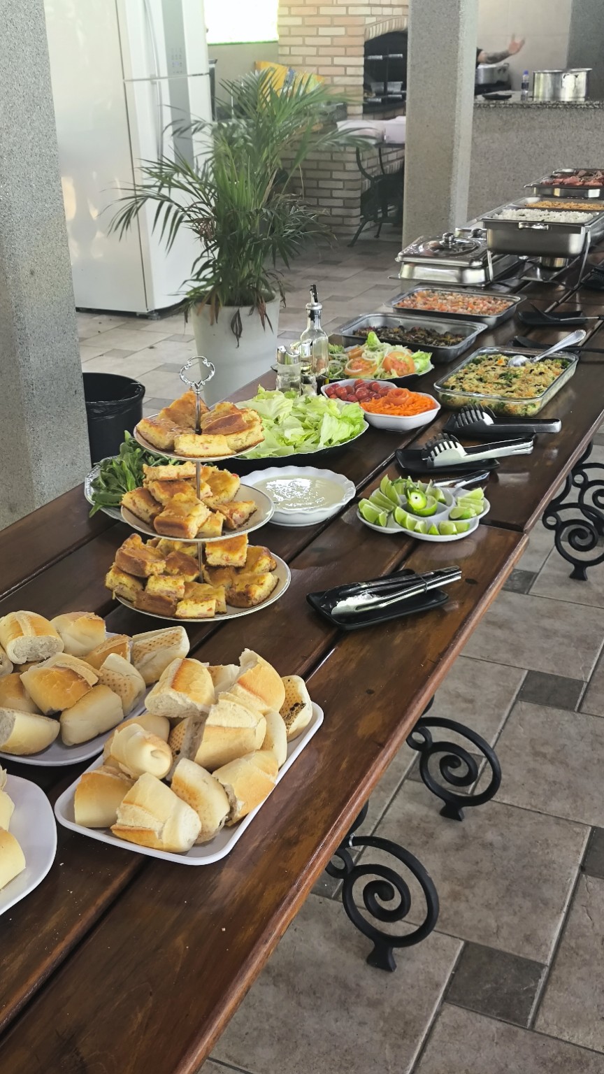 Mesa de aniversário com buffet e entradas