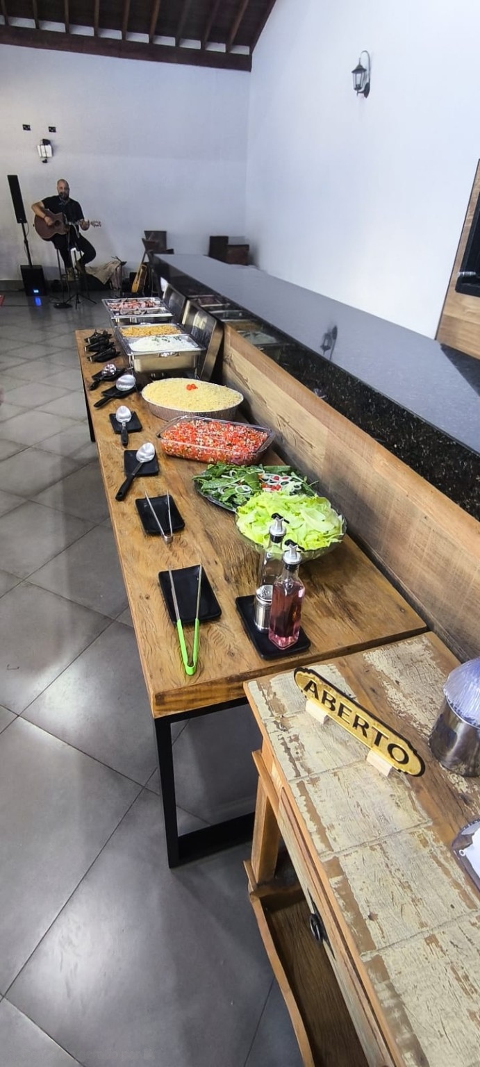Buffet de aniversário com música ao vivo