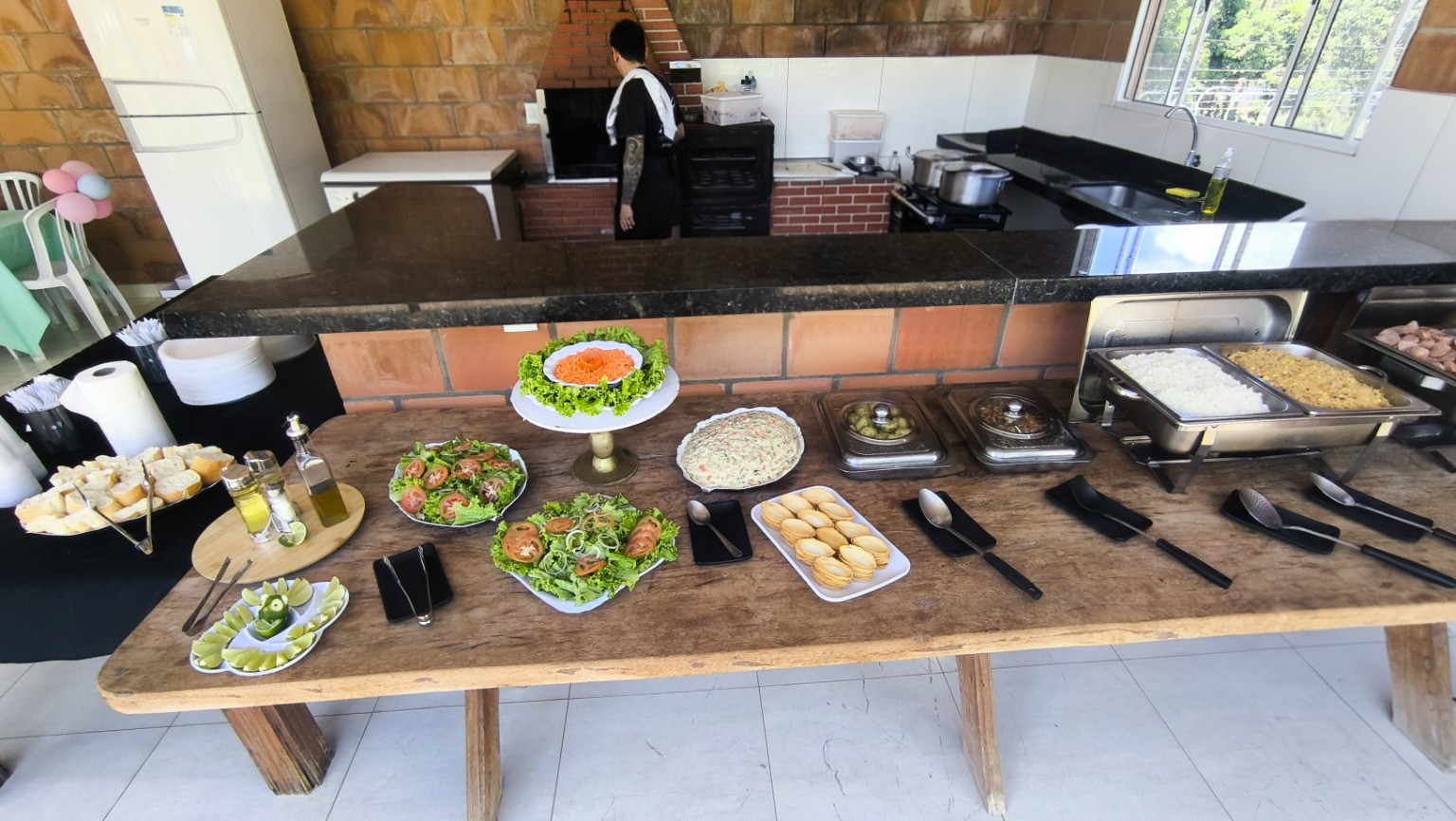 Mesa de buffet preparada para uma festa de aniversário