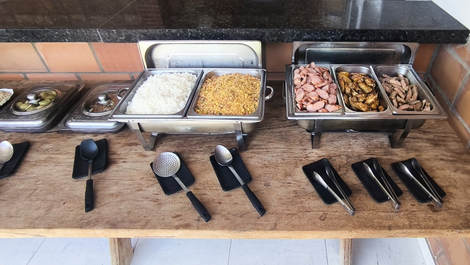 Buffet de aniversário com carnes e acompanhamentos
