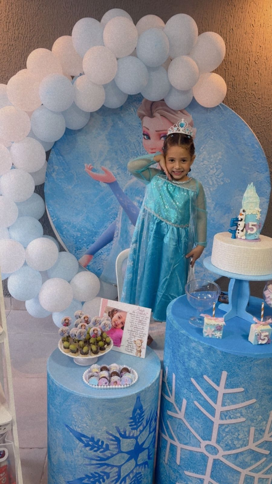 Celebração de aniversário com decoração azul
