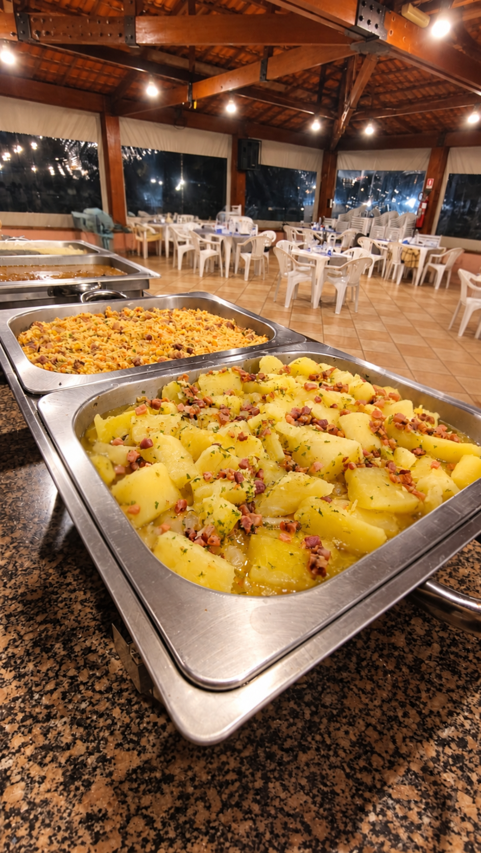 Buffet de acompanhamentos servido em uma celebração de bodas