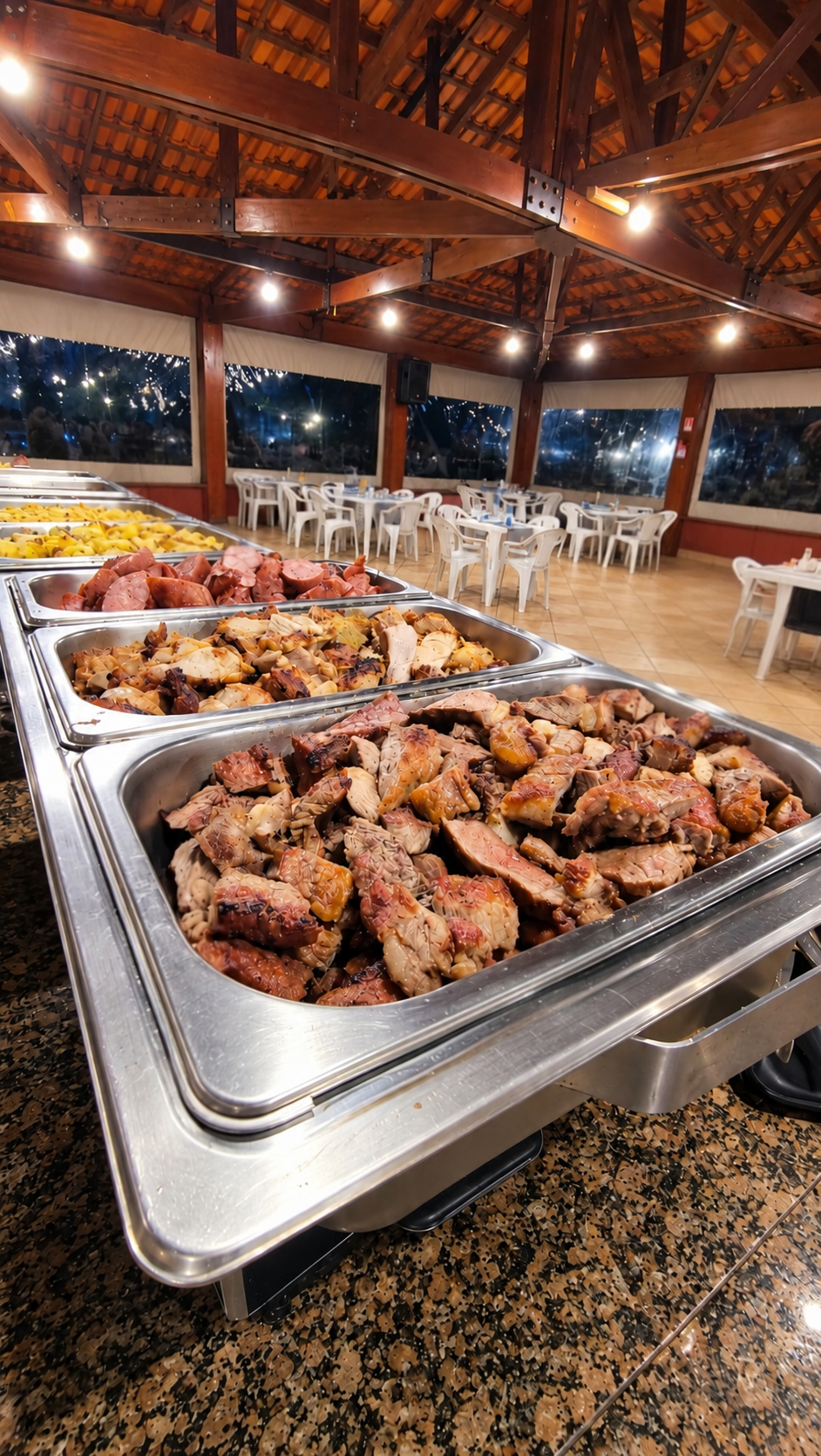 Buffet de carnes servido em uma celebração de bodas
