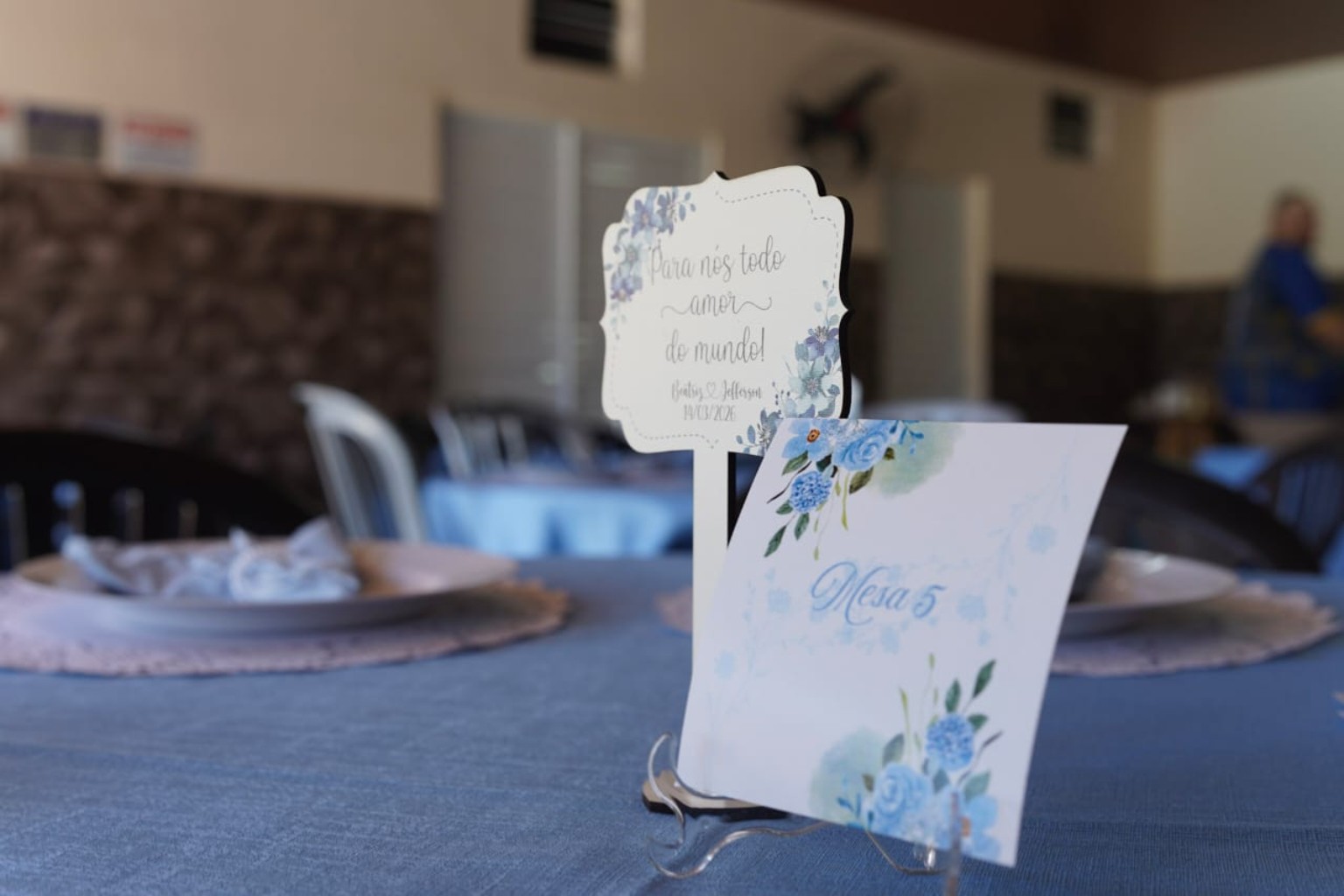 Detalhes da mesa e identificação dos convidados em um casamento