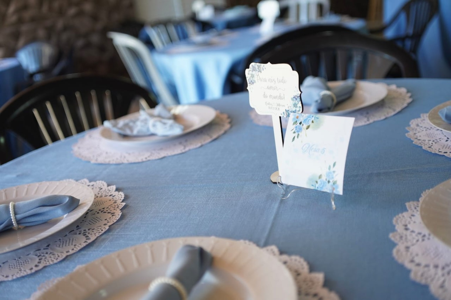 Mesa preparada para uma celebração de casamento