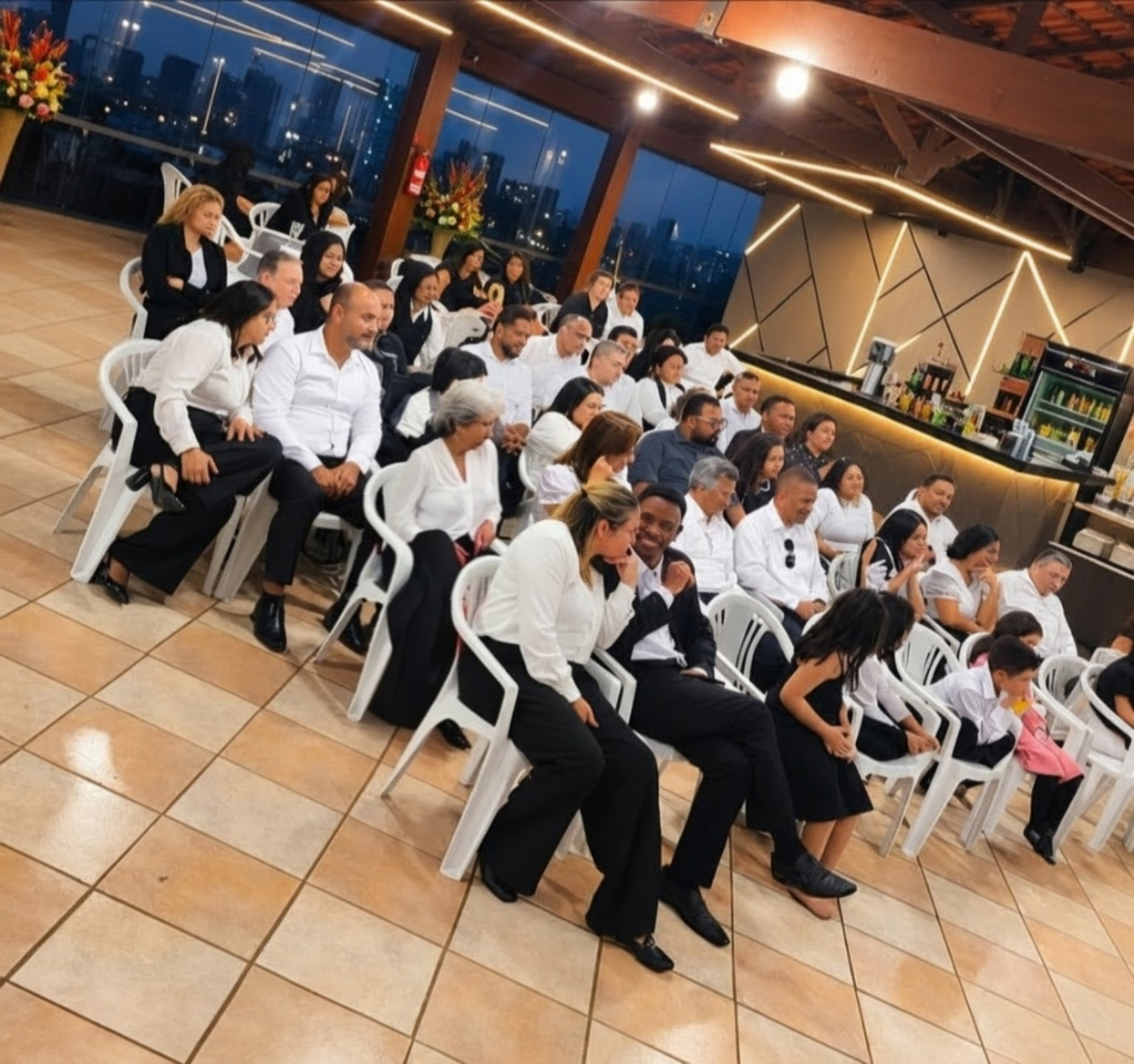 Pessoas reunidas em um evento corporativo