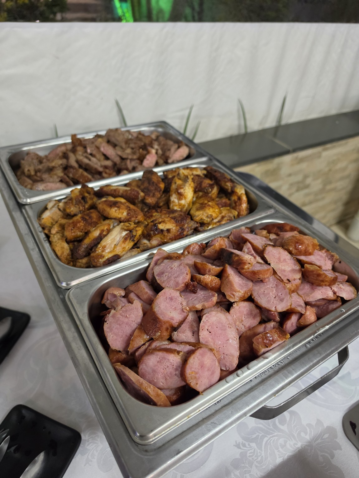 Carnes e acompanhamentos servidos no buffet