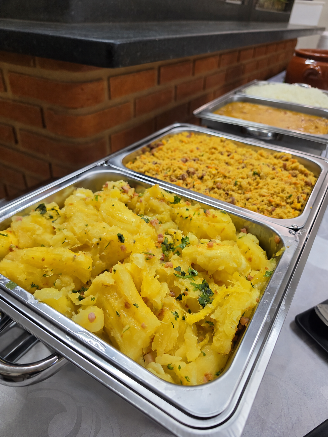 Mandioca preparada no buffet de uma celebração de debutante