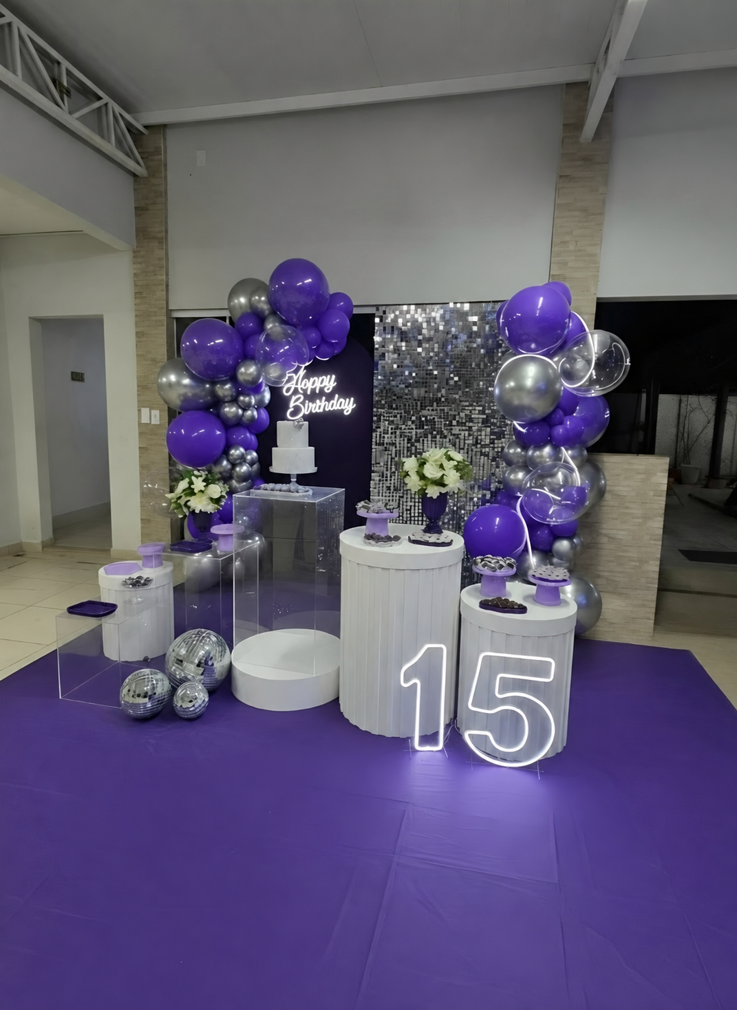 Mesa decorada em uma celebração de debutante