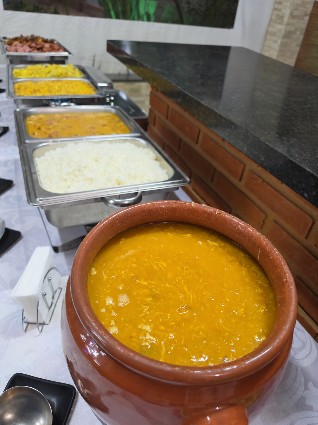 Buffet com acompanhamentos servido em uma celebração de debutante