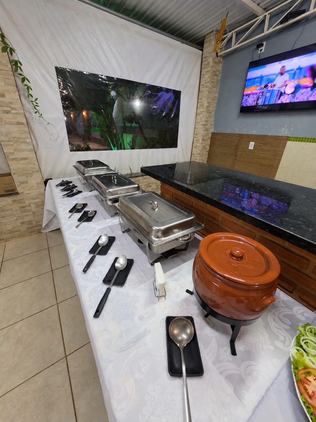 Mesa de buffet preparada para uma celebração de debutante