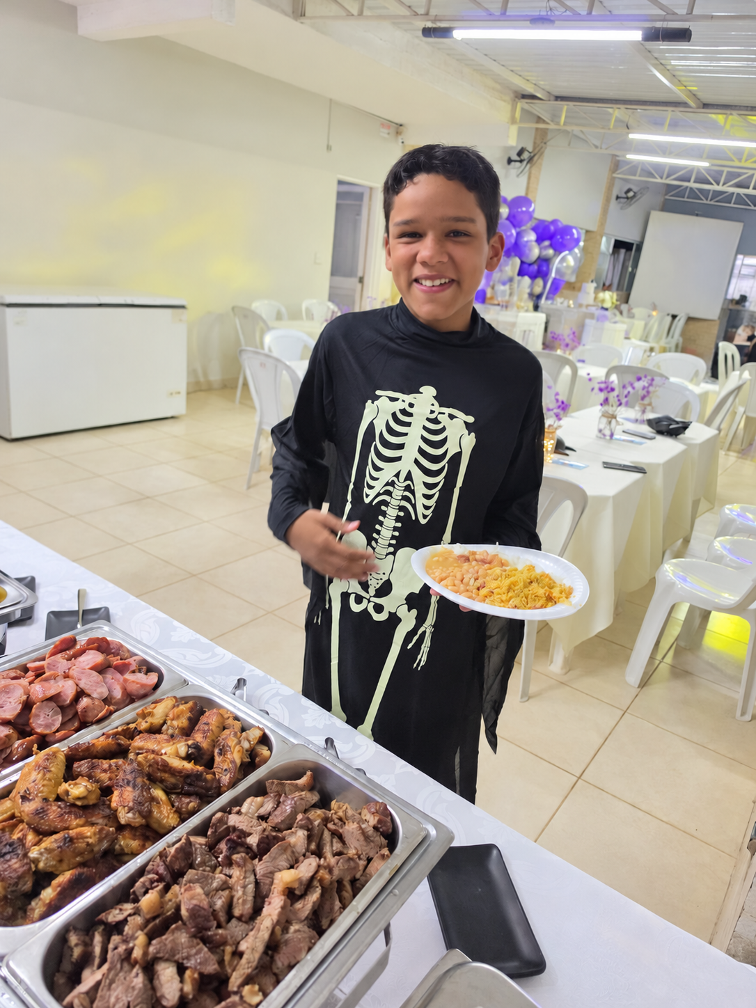 Convidado aproveitando o buffet em uma celebração de debutante