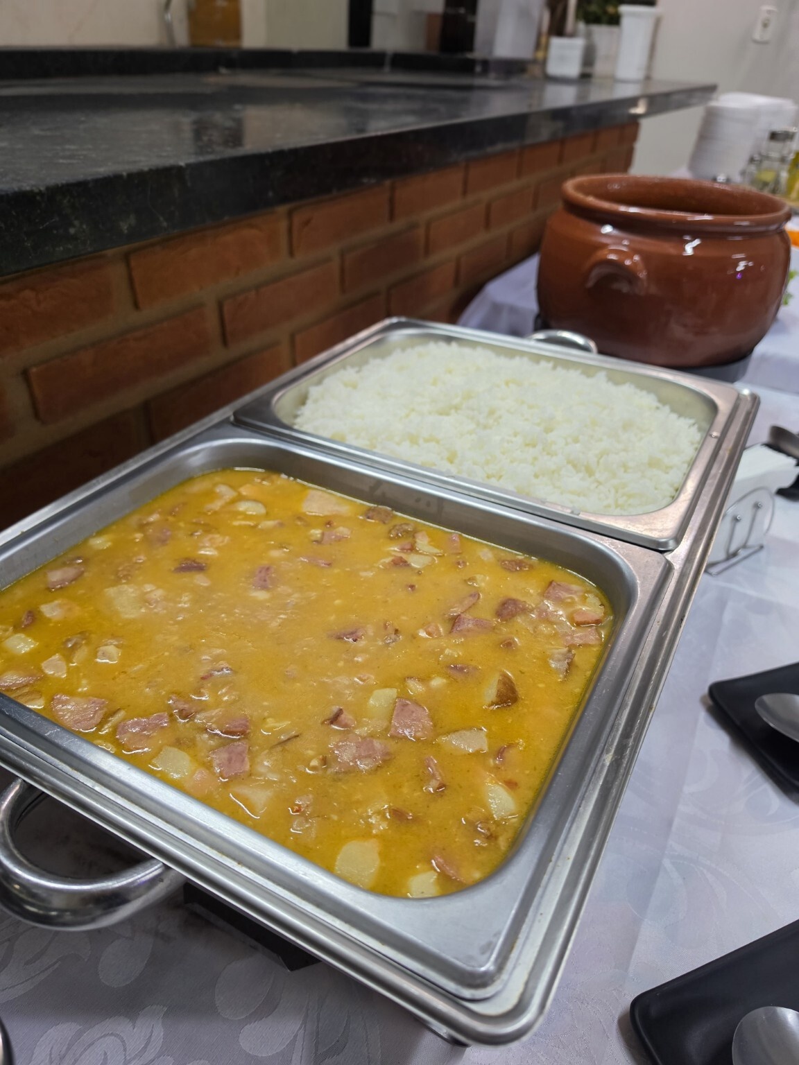 Arroz e acompanhamentos servidos no buffet de uma celebração de debutante